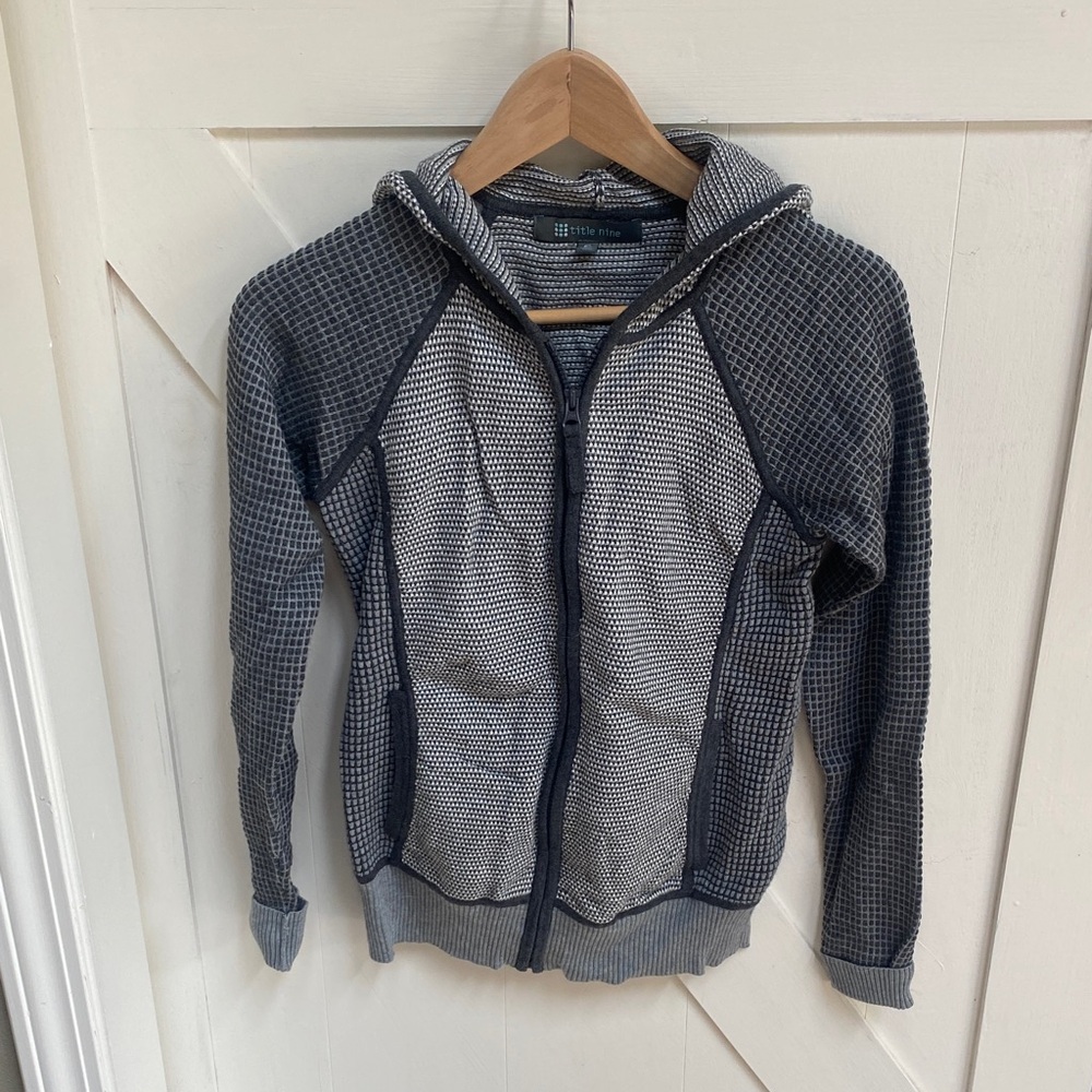Title Nine Women’s  Gray and White Zip Up Sweater size small